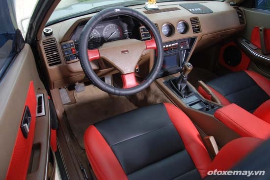 Nội thất được thay đổi màu sắc bằng cách bọc da mới cho ghế.