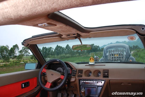 Cửa nóc chia làm 2 khoang và mở bằng tay.