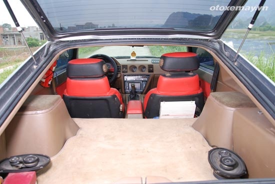 Cốp sau dài nhưng không rộng.