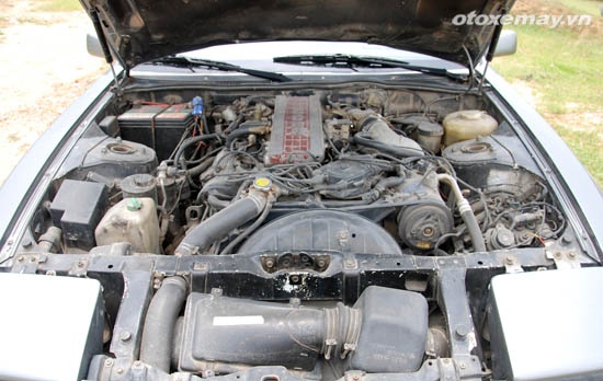 Khoang động cơ kín mít, khá đầy đặn so với những xe cùng lứa tuổi.
