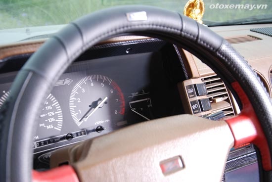 Bảng tap-lô với các đồng hồ hiển thị cơ nhưng sắp đặt khá hiện đại.