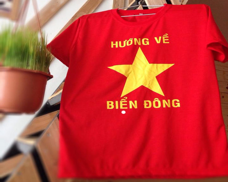 Ao in hinh co do sao vang len con sot hinh anh