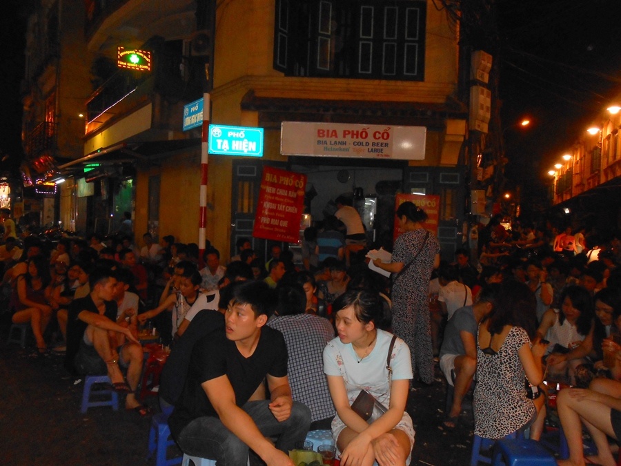 Nang nong, lai lon moi ngay nho bia hoi 5.000 dong/coc hinh anh