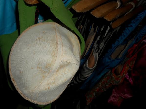 Mặt trong của chiếc áo bơi cũ bày bán tại Đông Tác xuất hiện nhiều vết nấm, mốc. Ảnh: Thu Hường.