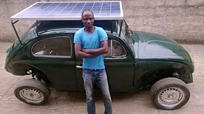 Segun Oyeyiola bên chiếc xe điện của mình.
