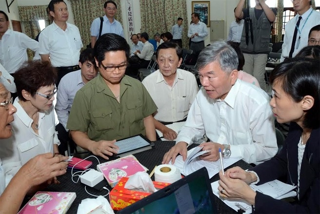 Ngay sau khi có kết luận của Thủ tướng với hàng loạt giải pháp hỗ trợ các doanh nghiệp khắc phục thiệt hại do các hành vi vi phạm pháp luật gây ra tại một số địa phương, Chủ tịch Phòng Thương mại và Công nghiệp Việt Nam Vũ Tiến Lộc (người mặc áo xanh) đã trực tiếp mang thông tin này đến với nhiều doanh nghiệp tỉnh Bình Dương.