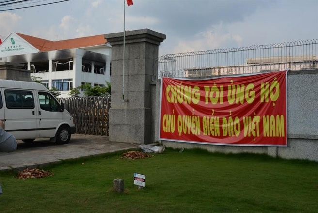 Nhiều băng rôn tương tự vẫn còn được treo tại nhiều nhà máy ở Bình Dương.