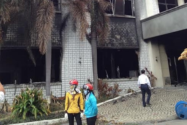 Bên ngoài một nhà máy bị gây rối. Những hoạt động tái thiết tại Bình Dương đã bắt đầu được tiến hành.