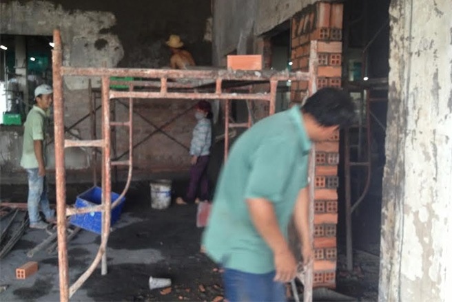 Công nhân đang xây dựng lại bên trong nhà máy.