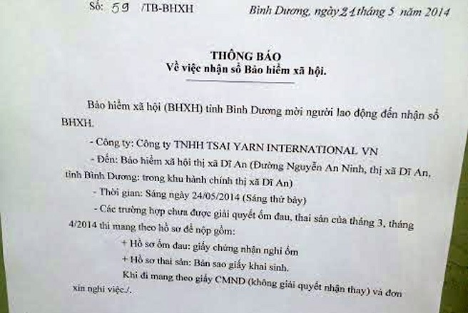 Thông báo mời người lao động đến nhận sổ bảo hiểm xã hội, được dán tại một nhà máy.
