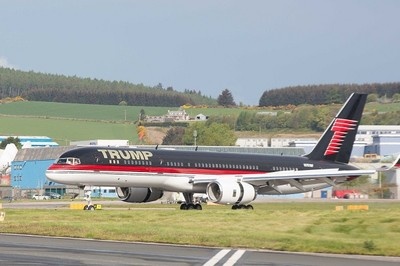 Mới đây tỷ phú Donald Trump tiết lộ những hình ảnh mới nhất về chiếc phi cơ riêng xa xỉ- thứ được ông tự hào với phòng ngủ tuyệt đẹp và phòng tắm riêng biệt.  Vị tỷ phú 67 tuổi này cùng cô con gái 32 tuổi Ivanka bay tới Aberdeen trên chiếc Boeing 757 để tham dự giải golf do chính ông tổ chức. Chiếc phi cơ này hạ cánh tại Glasgow trong cuộc họp báo về thương vụ mua lại câu lạc bộ golf nổi tiếng thế giới Turnberry Golf Club