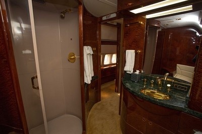 Bồn tắm đứng bên trong chiếc Boeing này nhìn không quá tồi tàn.