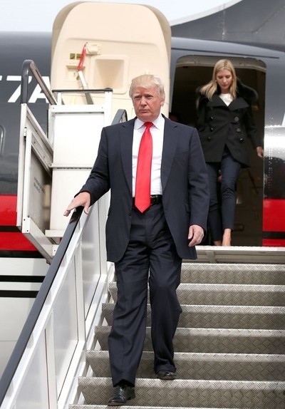 Hai cha con vị tỷ phú bước ra từ phi cơ.