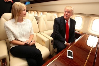 Donald Trump và con gái trên phi cơ.