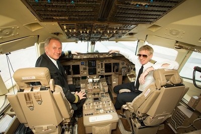 2 phi công điều khiển phi cơ.