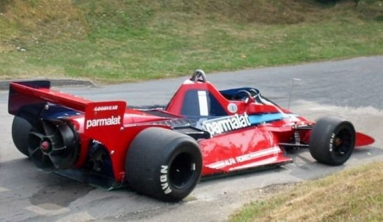 Chiếc Brabham BT46 tham dự giải đua Công thức 1 năm 1978 tại Thụy Điển này đã tạo nên một làn sóng chỉ trích khá nặng nề vào thời điểm đó. Lý do là nhà thiết kế Gordon Murray đã bổ sung thêm một quạt gió ở phía sau với lý giải là để tản nhiệt. Song, nhiều người vẫn mặc định đây là một tiểu xảo để chiếc Brabham BT46 về nhất năm đó, qua mặt xe về thứ 2 tới 30 giây. Nhưng nó cũng chỉ xuất hiện trên đường đua đúng một năm vinh quang đó.