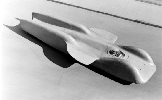 Mercedes-Benz T80 được quảng cáo là sự sáng tạo tuyệt vời nhưng lại… không có cơ hội để chứng minh tuyệt vời đó! Nó được thiết kế để phá vỡ kỷ lục thế giới, song vào thời điểm ra đời năm 1939, Thế chiến thứ 2 đã nổ ra khiến nó chẳng mấy chốc được nghỉ ngơi trong bảo tàng. Những gì người hâm mộ được biết là nếu xe được đem ra thử, nó có thể đạt vận tốc ấn tượng là hơn 750km/h.