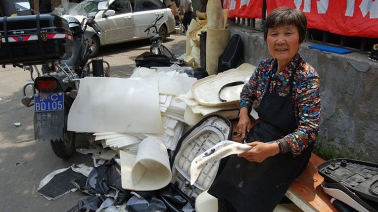 Lee và mẹ của cô chuyên làm yên xe tại chợ.