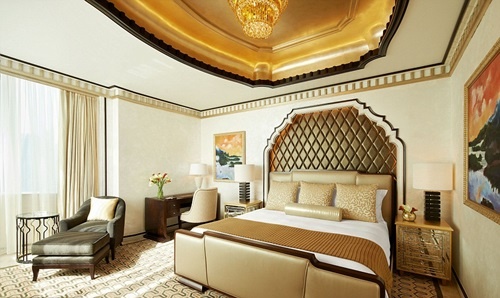 Ben trong phong khach san sieu xa xi giua lung chung troi hinh anh