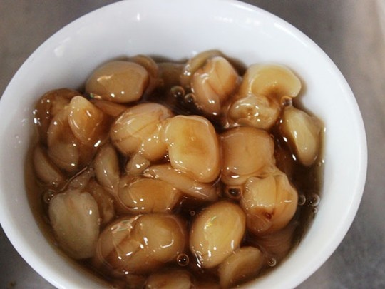 Chè hột me chế biến rất kỳ công nhưng chỉ có giá 10.000 đồng/chén.