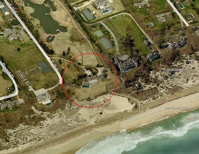 Đây là hình ảnh chụp từ trên cao khu đất và dinh thự mà tỷ phú Rosenstein vừa tậu đầu tháng này để làm biệt thự nghỉ dưỡng. Khu dinh thự tọa lạc trên một bãi biển riêng.