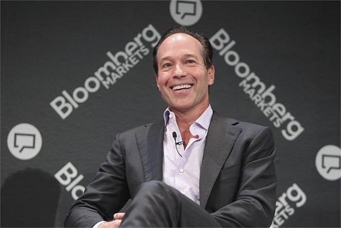 Là con giữa trong một gia đình mà bố làm nghề kế toán thuế, Rosenstein từng bị cho nghỉ học một thời gian do lỗi phun sơn lên gara của huấn luyện viên bóng rổ. 