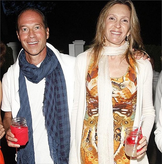 Năm 1992, ông bị thương nặng sau tai nạn lướt ván. Phớt lờ lời khuyên phẫu thuật của bác sĩ, ông bắt đầu tập yoga để chữa lành chấn thương và hiện tại vẫn tập yoga mỗi buổi sáng. 