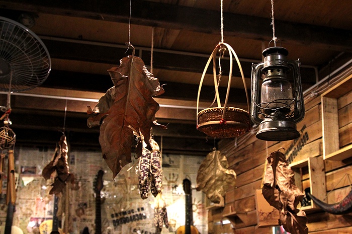 Hut khach uong ca phe bang do phe thai o Sai Gon hinh anh