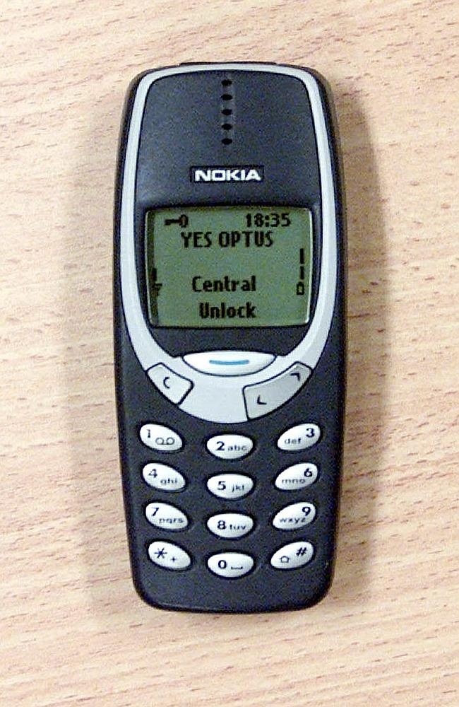 Xài điện thoại cũ, như chiếc Nokia 3310 trong hình, đang là trào lưu ở nhiều nước châu Âu.