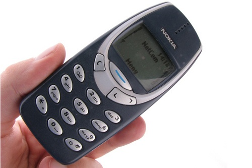 Dien thoai 'cuc gach' Nokia duoc san lung khap chau Au hinh anh