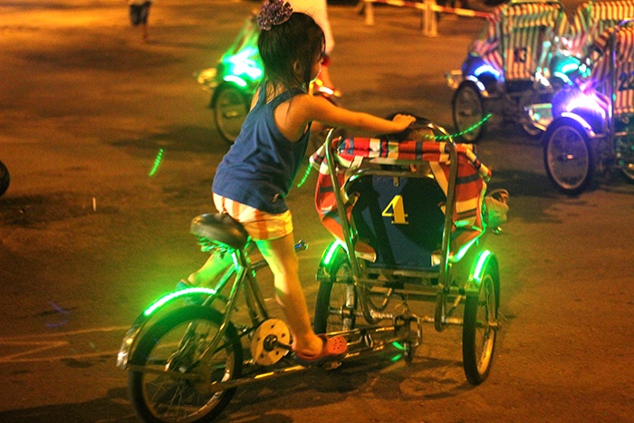 Xich lo nhi gia 30.000 dong/h hut khach Sai Gon hinh anh