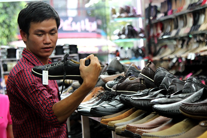 Xom dong giay thu cong hon 60 nam tuoi o Sai Gon hinh anh