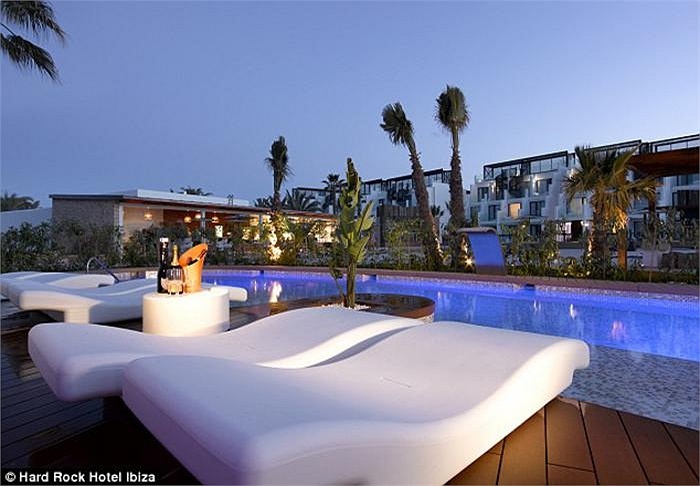 Hình ảnh một trong những bể bơi ngoài trời của khách sạn với dịch vụ phục vụ đồ uống đi kèm.