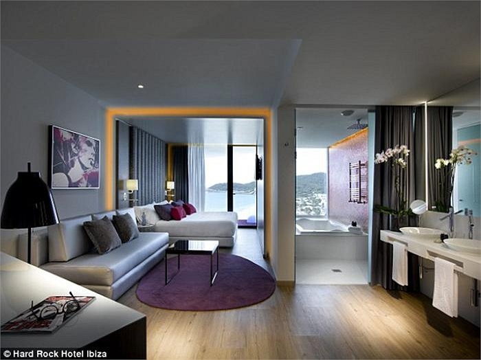 Phòng Vàng của khách sạn với bồn tắm sang trọng, cũng hướng ra biển. Đây là khách sạn thứ 20 trong chuỗi khách sạn Hard Rock International.