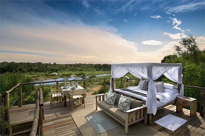 Tọa lạc bên dòng sông Sabie xinh đẹp, nhà cây Tinyeleti là nơi bạn có thể lắng nghe âm thanh êm dịu của nước chảy và ngắm nhìn đàn voi dạo trên bình nguyên cách đó hơn 500m. 