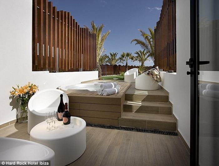 Những không gian thư giãn bên ngoài phòng chính cũng được thiết kế rất nhã nhặn, tạo cảm giác vô cùng thoải mái cho khách.