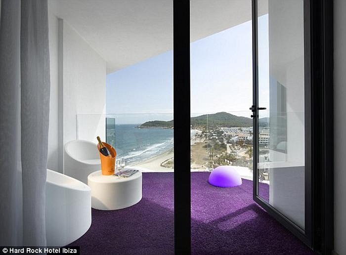 Phòng đắt nhất trong khách sạn mang tên Phòng Huyền thoại với bộ sưu tập những kỉ vật của Bob Marley và Phòng Ngôi sao nhạc Rock nằm trên mái, gồm 2 phòng ngủ, 1 phòng khách, 1 phòng ăn, 2 phòng tắm.