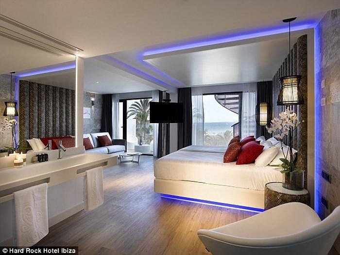 Ánh đèn neon dịu dàng bên trong Phòng Bạch kim. Những dịch vụ VIP như thư giãn tại các nhà hàng và câu lạc bộ dành cho khách siêu giàu tại Ibiza cũng được khách sạn cung cấp.