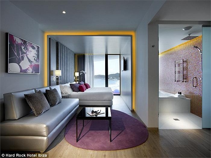 Thể hiện rõ nét đặc trưng âm nhạc gắn liền với tên tuổi Hard Rock Hotel, khách sạn ở Ibiza cũng có những chương trình biểu diễn trực tiếp tại khu vực ngoài trời có sức chứa 2.500 khách.