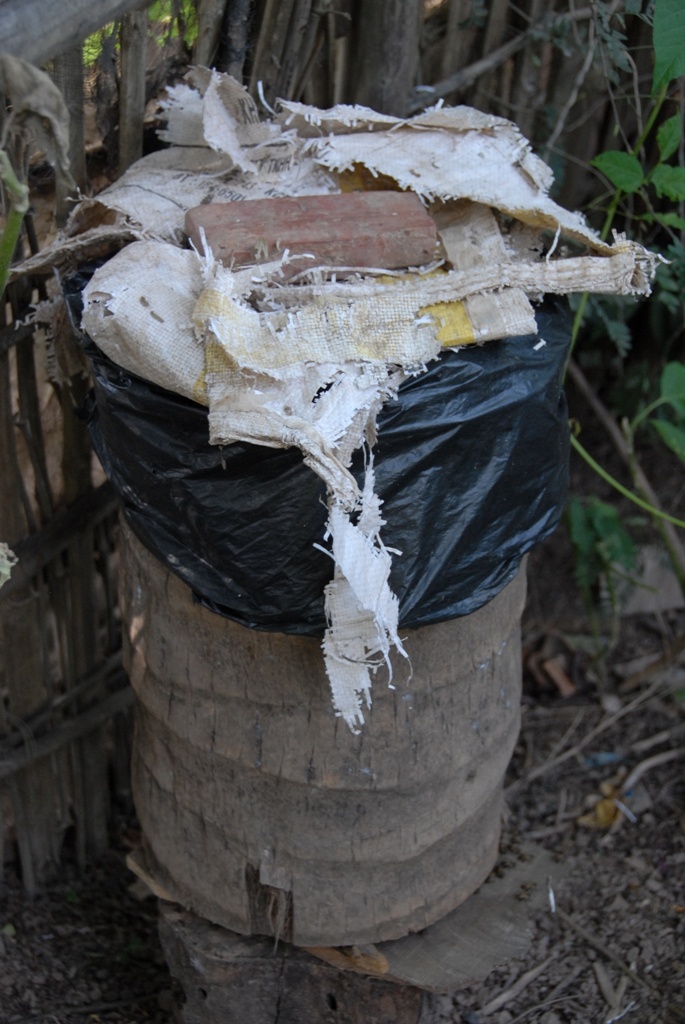 Anh Tạo cho biết, để nuôi ong trong bọng dừa, rất đơn giản chi phí đầu tư chỉ tốn 300.000 đồng cho để làm 30 cái khúc dừa để nuôi ong.