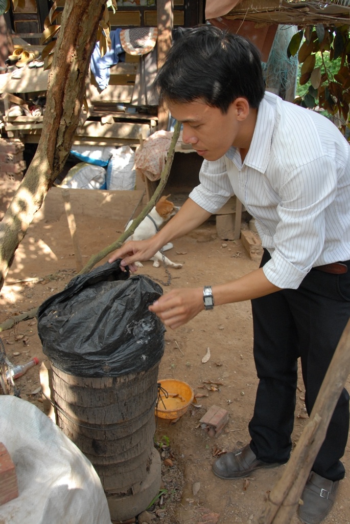 Mỗi khúc dừa được để xung quanh nhà có chùm bộc nilong để không bị mưa lọt vào tổ ong.