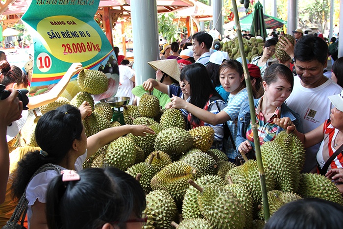 Chen nhau mua trai cay gia re o cho noi giua Sai Gon hinh anh