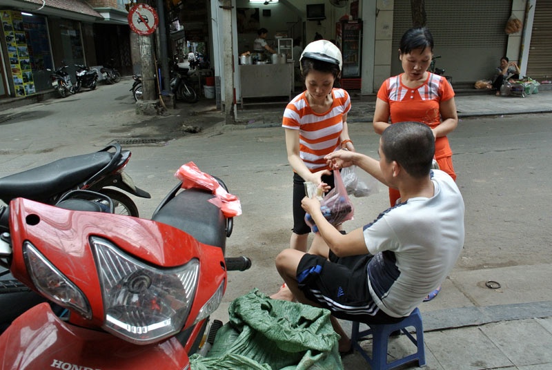 Những ngày thời tiết nắng nóng anh Linh bán được trên dưới 200 chai chè đỗ đen.