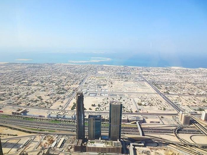 Còn nhìn từ điểm này, chỉ lác đác vài tòa nhà cao tầng, còn lại là không gian bát ngát, trải dài như vô tận.