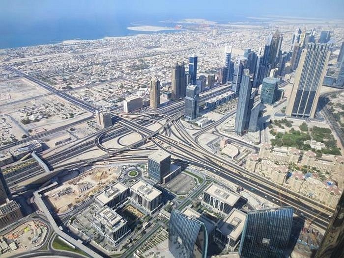 Một góc nhìn khác về thành phố xa xỉ Dubai từ đỉnh tháp Burj Khalifa. 