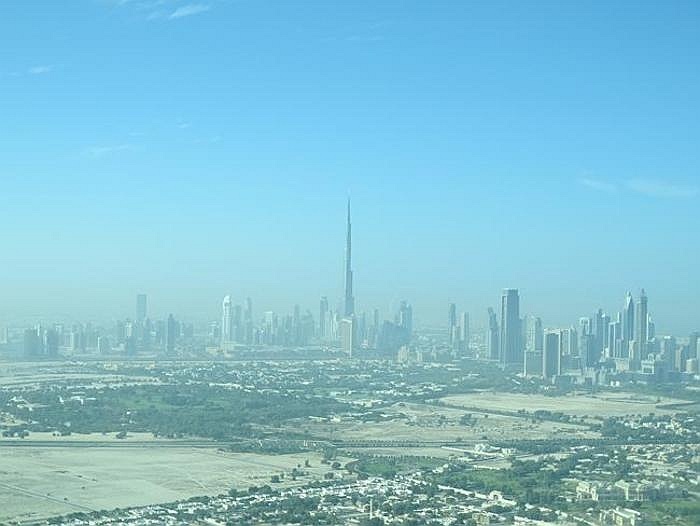 Bất chấp những ngày cát bụi mịt mù, tòa tháp vẫn nổi bật giữa không gian. 