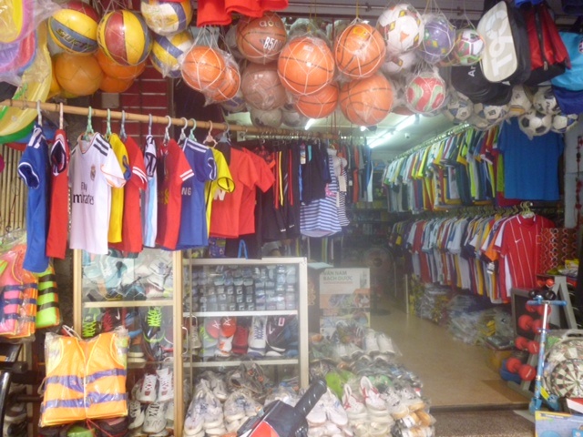 Thị trường trang phục thể thao tại Hà Nội nóng dần với không khí World Cup. Ảnh: Phùng Ngọc.