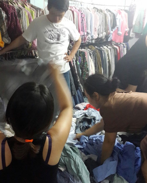 Chen lấn để có được hàng đẹp.