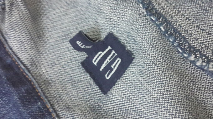 Một chiếc áo khoác jean hiệu Gap - made in USA được mua với giá 150.000 đồng từ đống đồ sida, sau khi “mông má” được treo với giá 1,5 triệu đồng.