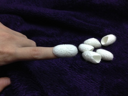 Loại mỹ phẩm tự chế này có đặc điểm là vừa vặn ôm khít đầu ngón tay.